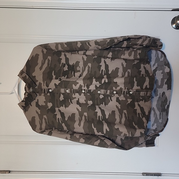 Universal Thread Tops - Universal Thread Camo  Camden Shirt size large
